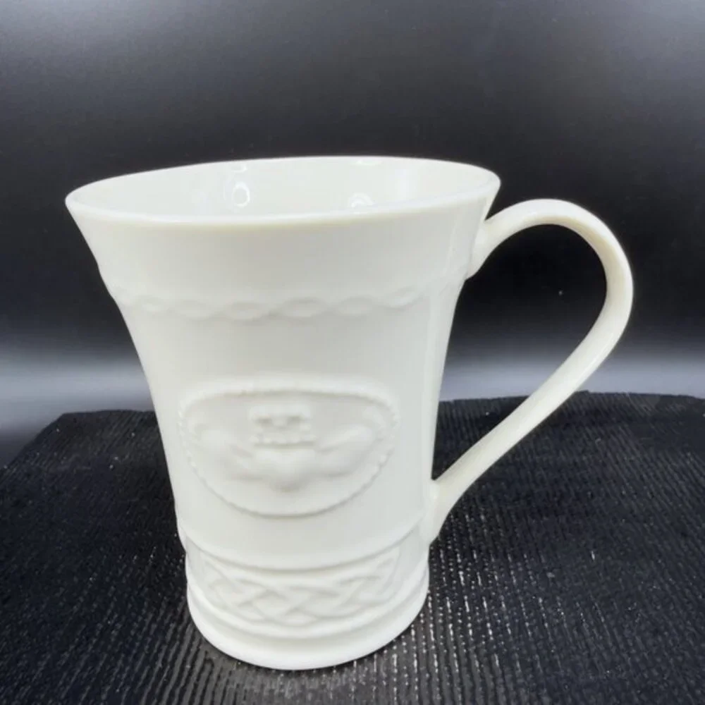 Belleek Irish Claddagh Mug Cup Ivory Fine Porcelain Heart And Hands‎ Pattern Mug